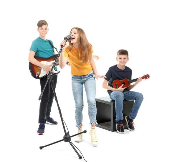 Músicos adolescentes tocando sobre fondo blanco
 - Foto, imagen