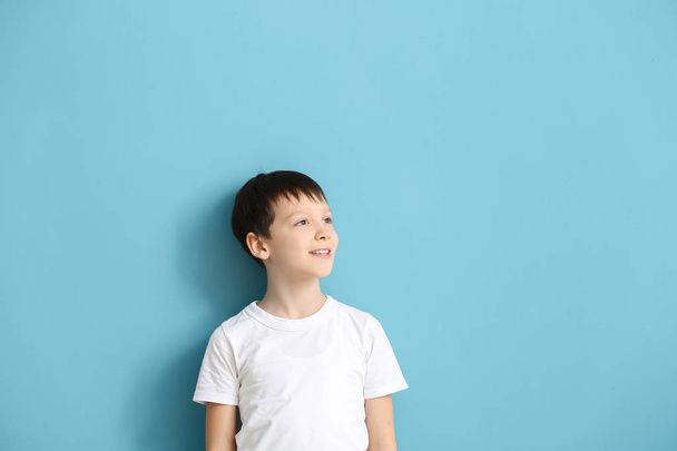niedlicher kleiner Junge auf farbigem Hintergrund - Foto, Bild