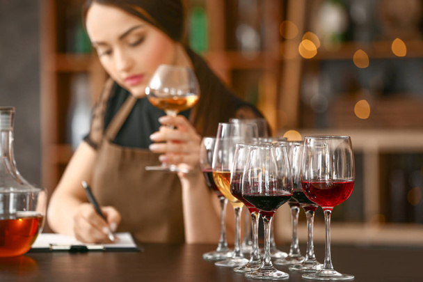 Τραπέζι με ποτήρια από διαφορετικό κρασί στο κελάρι - Φωτογραφία, εικόνα