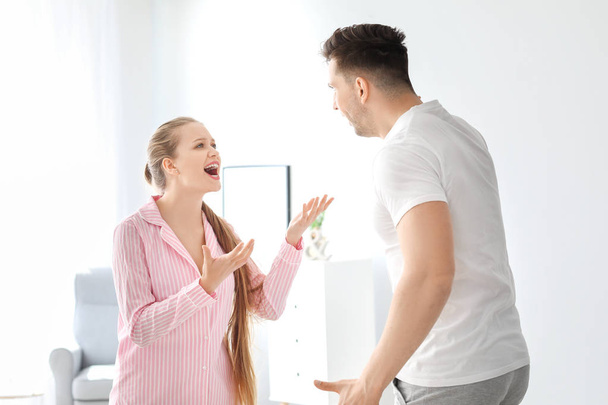 Jovem casal brigando no quarto
 - Foto, Imagem