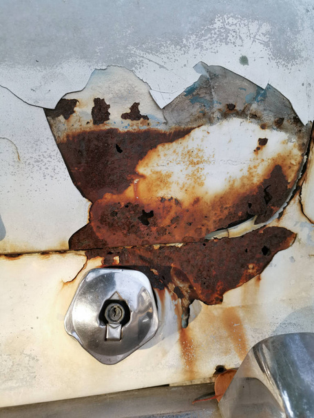 superficie corroída y oxidada del coche de los restos
  - Foto, imagen