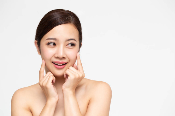Mulher asiática bonita feliz com cara fresca limpa da pele, tratamento facial e conceito do spa do cosmetology
 - Foto, Imagem
