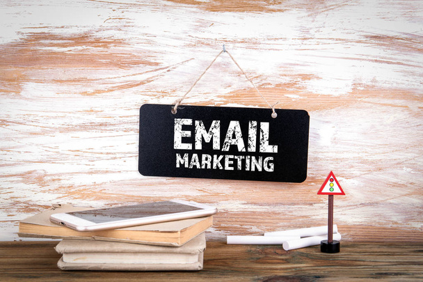 Concepto de Email Marketing. Pizarra pequeña en la pared
 - Foto, imagen