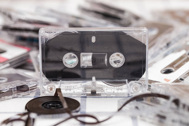 De cassette tape wordt geleidelijk geëlimineerd door de tijd - Foto, afbeelding