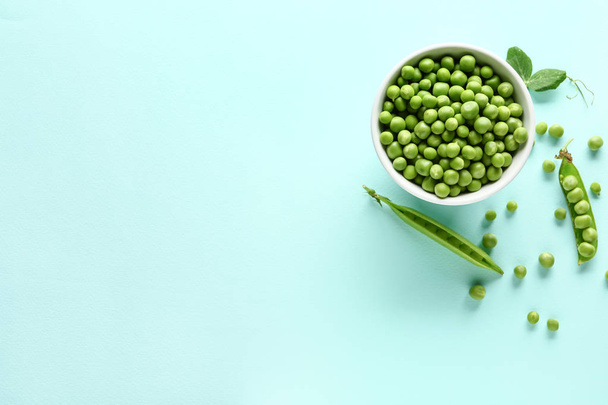 Bowl with tasty fresh peas on color background - Zdjęcie, obraz