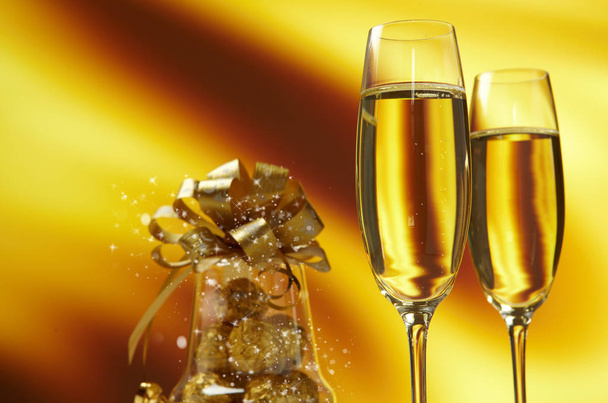 Copos de champanhe prontos para trazer o Ano Novo
  - Foto, Imagem