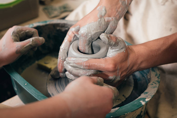 Hombre y mujer manos de cerámica estudiando en el estudio. Creando jarrón. H
 - Foto, Imagen
