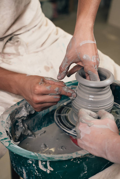 Hombre y mujer manos de cerámica estudiando en el estudio. Creando jarrón. H
 - Foto, Imagen
