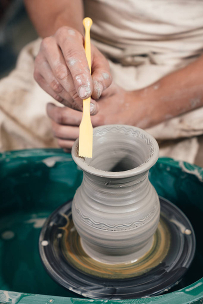 Крупним планом на руках, гончар, що працює над виготовленням глини для формування колеса
 - Фото, зображення