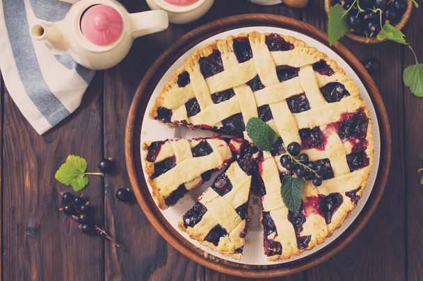 Berry pie summer. Sweet pie, tart with fresh berry currant. Deli - Zdjęcie, obraz