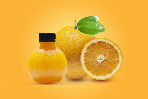 Naranja fresca aislada sobre fondo anaranjado.Jugosa y dulce y reconocida por su concentración de vitamina C
 - Foto, Imagen