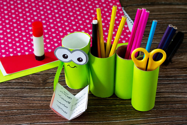 Paper Roll Pencil Holder il nuovo anno scolastico sul tavolo di legno. Noi...
 - Foto, immagini