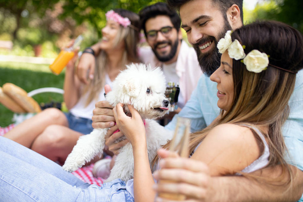 glückliche Gruppe von Freunden entspannen und Spaß auf Picknick im Freien haben - Foto, Bild