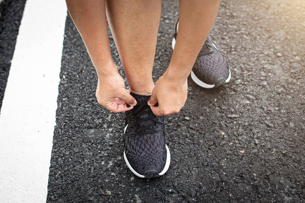 genç kadın runner bağlama ayakkabı bağı - Fotoğraf, Görsel