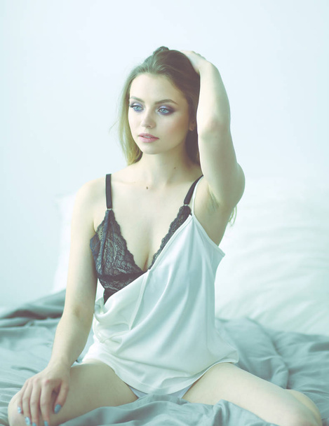Sexy fashionable woman on the bed - Zdjęcie, obraz