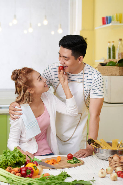 Felice giovane coppia asiatica innamorata flirtare quando si cucina il pranzo nella loro cucina
 - Foto, immagini