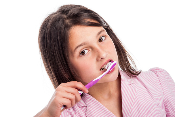 νεαρό κορίτσι βούρτσισμα των δοντιών. - Φωτογραφία, εικόνα