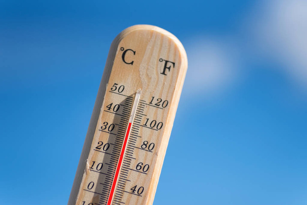 Термометр летом с голубым небом на заднем плане
 - Фото, изображение