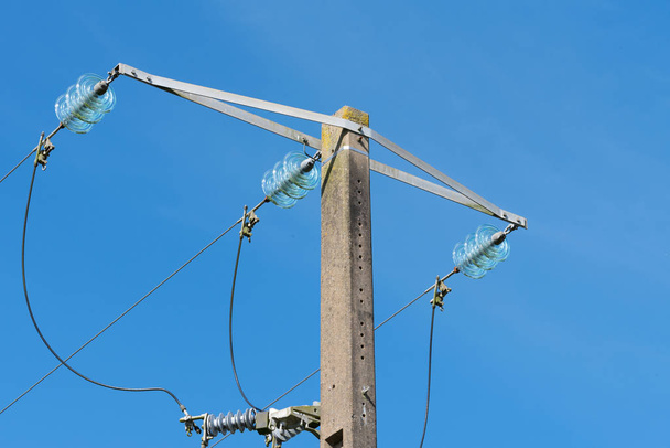 Pylône électrique et ciel bleu en arrière-plan
 - Photo, image