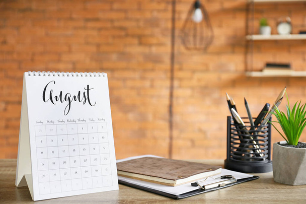 オフィステーブルの用紙カレンダーと文房具を反転する - 写真・画像