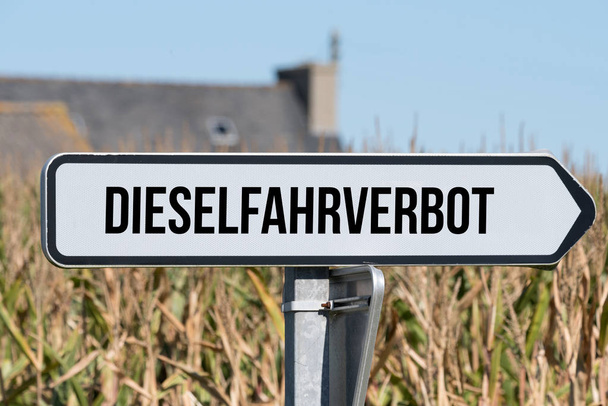 Una strada e un cartello indicante il divieto di guida diesel
 - Foto, immagini