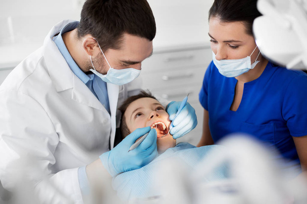 dentist checking for kid teeth at dental clinic - Zdjęcie, obraz