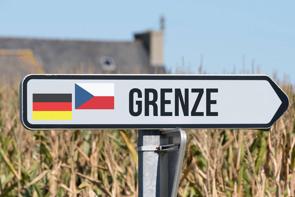 A jel a Németország és Csehország közötti határra mutat. - Fotó, kép