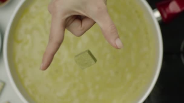 Kadın el suyu baharatlı küp atma yavaş hareket  - Video, Çekim