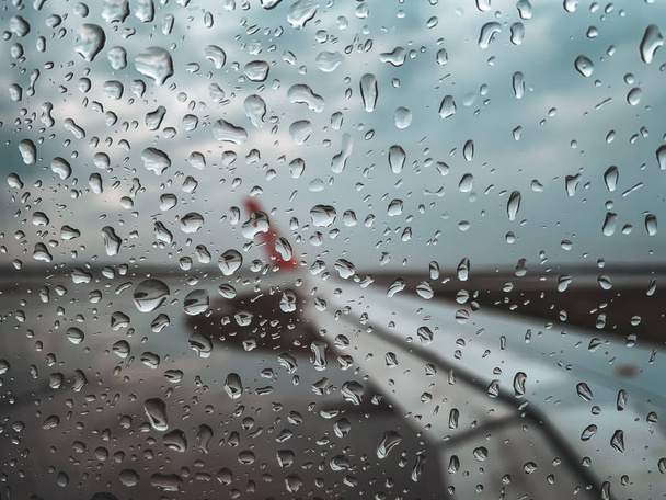 Dépôt de pluie à la fenêtre de l'avion avant le décollage lorsque la saison de mousson
. - Photo, image