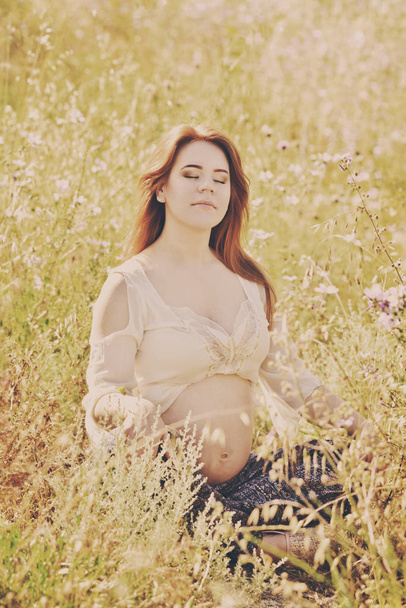 беременная женщина в сухой траве
 - Фото, изображение