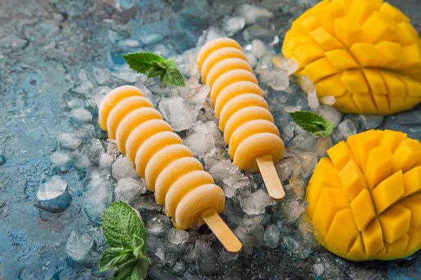 homemade mango popsicles - Фото, изображение