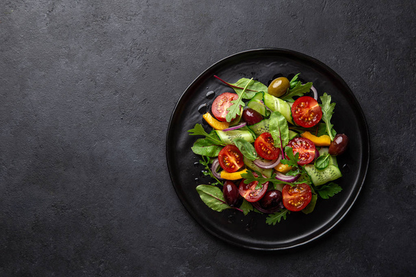 Fresh vegan salad with tomato, cucumber, bel pepper and olives s - 写真・画像