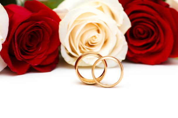 Rosas y anillos de boda aislados
 - Foto, imagen