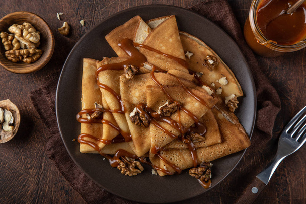 crepes with salted caramel and nuts - Valokuva, kuva