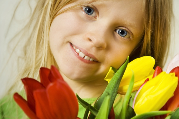 lány és tulipán - Fotó, kép