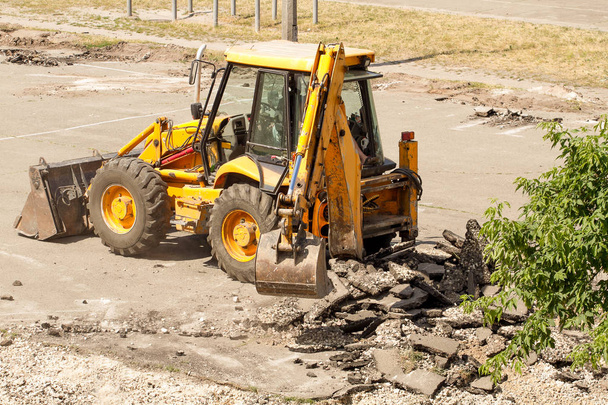 Tractor ontmantelt asfalt - Foto, afbeelding