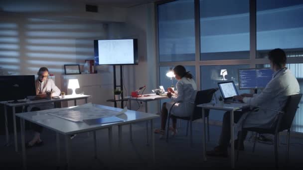 エレクトロニクス研究室でパソコンに取り組む白衣のエレクトロニクス開発エンジニア - 映像、動画