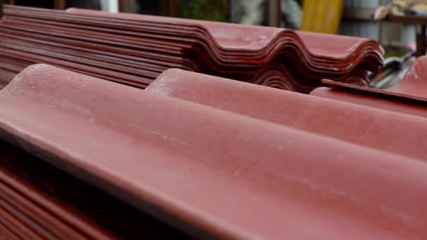 Metalen platen profiel staal dakbedekking paneelbouw materiaal. Stock footage. Metalen profiel om het dak van het huis close-up te bedekken - Video