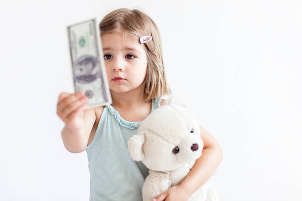 Toddler girl with red wallet,purse play with coins at home - Foto, Bild