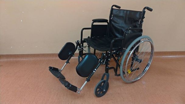 無効なキャリッジ。トランのための病院の黒い車椅子 - 写真・画像