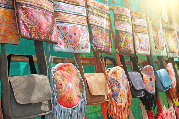 Шкіряні сумки над плечем продаються на ринку базарів
 - Фото, зображення