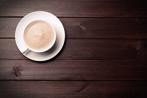 Ahşap arka plan üzerinde kahve latte - Fotoğraf, Görsel