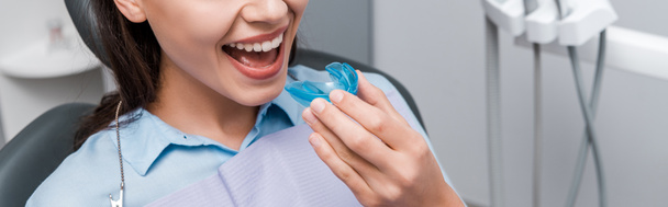 colpo panoramico di donna che tiene fermo blu in clinica dentale
  - Foto, immagini