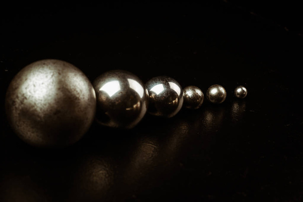 Esferas de metal em um fundo preto
 - Foto, Imagem