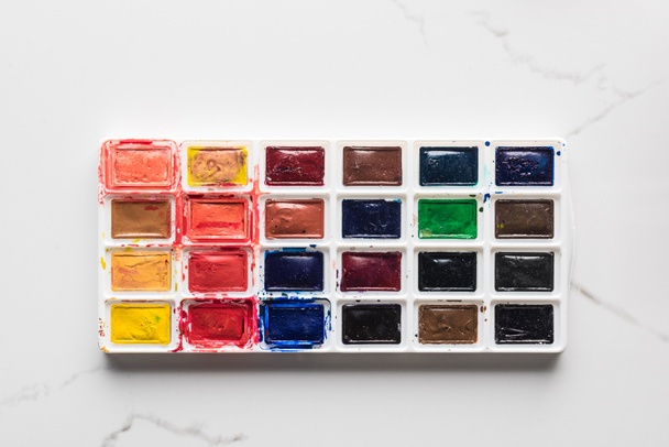Akvarel světlá paleta barev na mramorovém povrchu mramoru - Fotografie, Obrázek