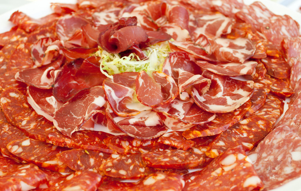 plaat van ham en pittige salami - Foto, afbeelding