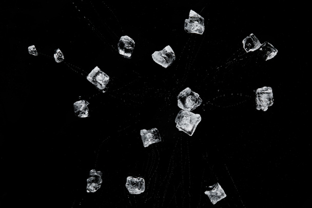Nejlepší pohled na rozptýlené průhledné osvěžující kostky ledu izolované na černém - Fotografie, Obrázek