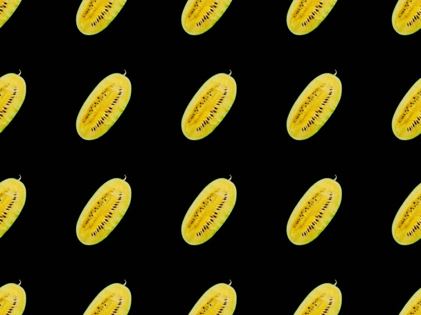 Hintergrundmuster mit leckeren reifen gelben Wassermelonenhälften isoliert auf schwarz - Foto, Bild