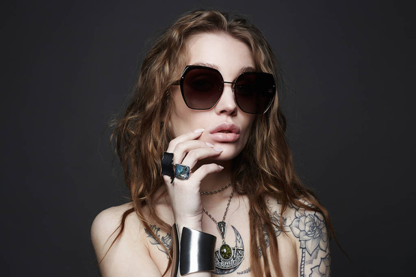 Mode portret van mooie sexy vrouw met tatoeage - Foto, afbeelding