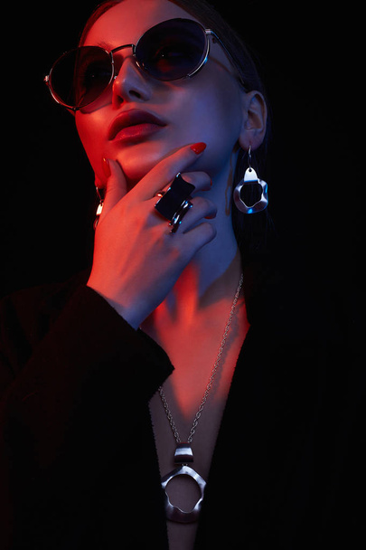 Fashion beautiful girl in sunglasses and jewelry - Fotoğraf, Görsel